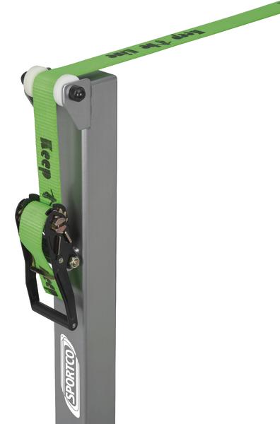 Sportco Slackline mit grünem Gurt und Ratschenmechanismus an grauem Pfosten