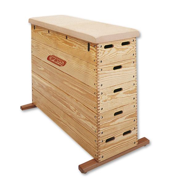 Mehrteiliger Holz-Sprungkasten mit gepolsterter Oberseite für Turnübungen.