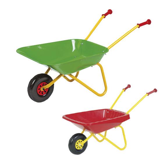 Grüne und rote Kinder-Schubkarre mit gelbem Gestell und schwarzem Rad, isoliert auf weißem Hintergrund.