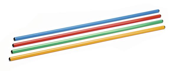 Bunte Gymnastikstäbe in Blau, Rot, Grün und Gelb auf weißem Hintergrund.