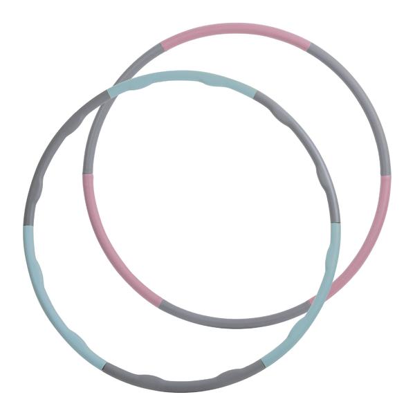 Zwei bunte Hula-Hoop-Reifen in Pastellfarben auf weißem Hintergrund.