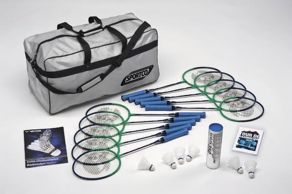 Badminton-Set mit Schlägern, Federbällen, Anleitung und Sporttasche auf weißem Hintergrund.
