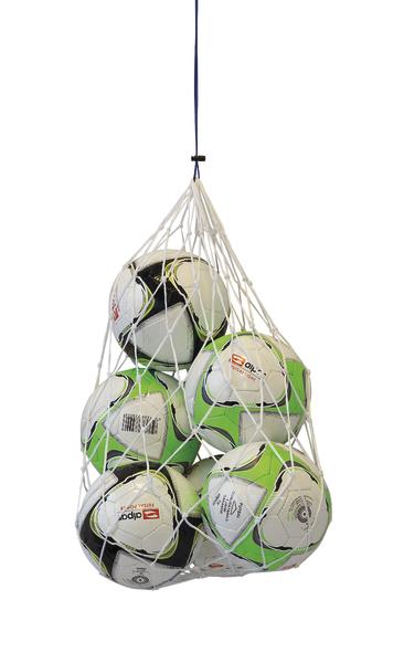 Netz mit mehreren weißen und grünen Fußballbällen, aufgehängt vor weißem Hintergrund.