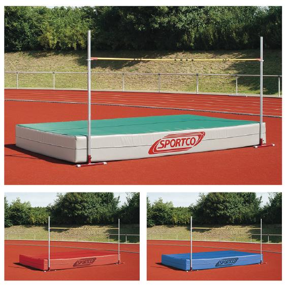 Hochsprungmatte mit grünem Bezug und Sportco-Logo auf roter Laufbahn im Freien.