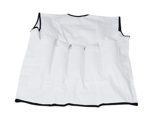 Weißer Arbeitsweste mit mehreren Taschen und schwarzem Rand, isoliert auf weißem Hintergrund.