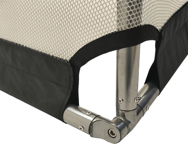 Nahaufnahme eines Metallgelenks mit befestigtem Netz und gepolstertem Rahmen eines klappbaren Mini-Fußballtors vor weißem Hintergrund.