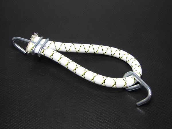 Elastisches Spanngummi mit Metallhaken, weiß mit gelber Musterung, auf schwarzem Hintergrund.