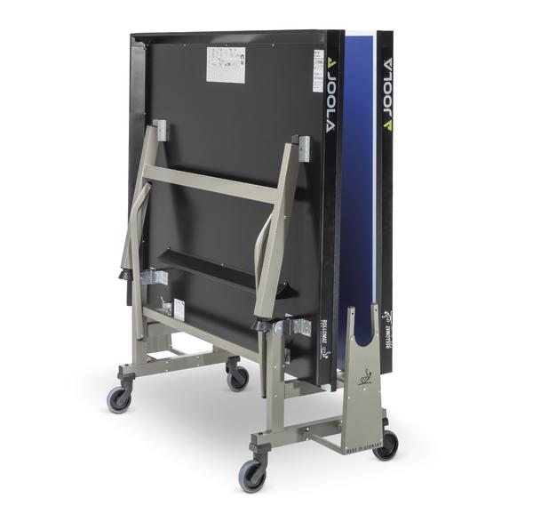 Zusammengeklappter JOOLA Tischtennistisch mit Rollen, platzsparend und mobil, blau-schwarz.