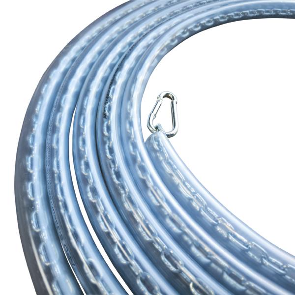 Transparenter PVC-Schlauch mit Metallkarabiner, aufgerollt für vielseitige Anwendungen.