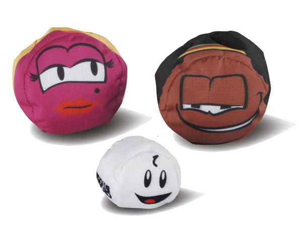 Drei bunte Stoffbälle mit Comic-Gesichtern in Pink, Braun und Weiß auf weißem Hintergrund.