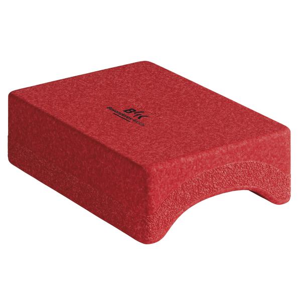 Roter Schaumstoffbaustein mit B4K-Logo und gewölbter Aussparung an der Unterseite vor weißem Hintergrund.