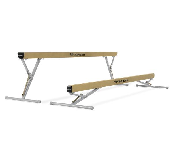 Zwei verstellbare Gymnastikbalken von Spieth für Turnübungen auf weißem Hintergrund.