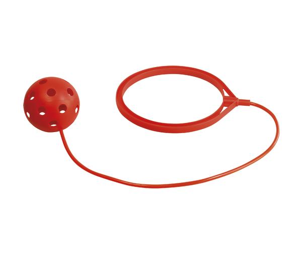 Rotes Wurfball-Spiel mit Ring und Ball an elastischem Band, isoliert auf weißem Hintergrund.