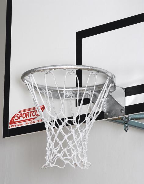 Basketballkorb mit Netz an weißem Basketballbrett und schwarzer Markierung.