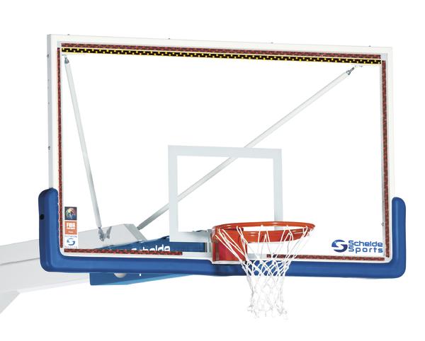 Basketballkorb mit transparentem Backboard und rotem Ring, Schelde Sports Logo sichtbar.