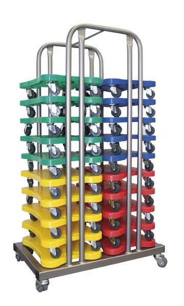 Stapelbare bunte Kunststoffwagen auf einem mobilen Metallgestell mit Rollen.