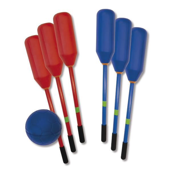 Rote und blaue Kunststoff-Schläger mit blauem Ball für Teamspiele und Sportaktivitäten.