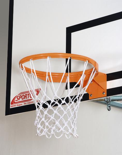 Basketballkorb mit orangefarbenem Ring und weißem Netz an Hallenwand montiert.