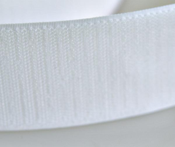 Weißes Klettband mit Haken- und Schlaufenstruktur, Nahaufnahme, Textilverschluss