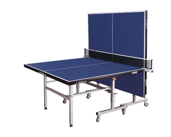 Faltbarer blauer JOOLA Tischtennistisch mit Netz und Rollen für Indoor-Spiel.