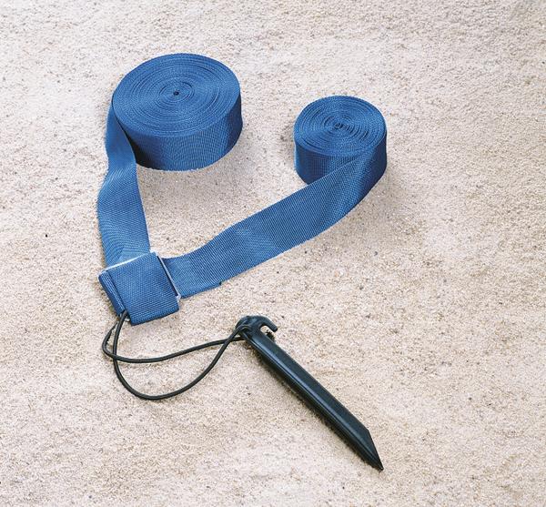 Blauer Spanngurt mit schwarzem Erdspieß auf sandigem Boden, zum Befestigen im Freien.