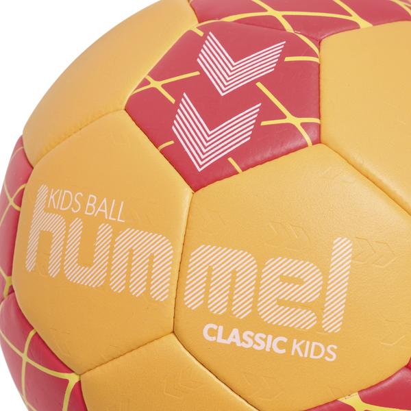 Nahaufnahme eines orange-roten Hummel Handballs mit gelbem Streifenmuster, ideal für Handballspiele und Training.