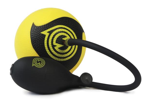 Gelb-schwarze Handpumpe mit Gummiball für Sportgeräte und Bälle.