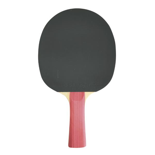 Tischtennisschläger mit schwarzem Belag und rotem Holzgriff, isoliert auf weißem Hintergrund.