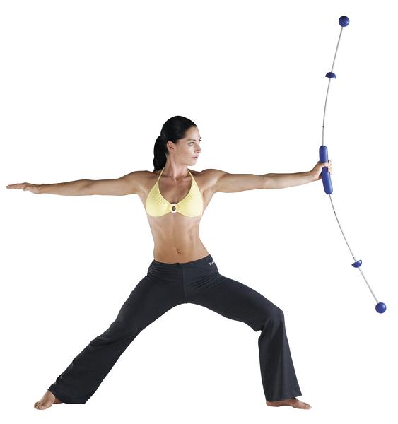 Frau trainiert mit Flexi-Bar für Kraft und Balance in Sportbekleidung vor weißem Hintergrund.