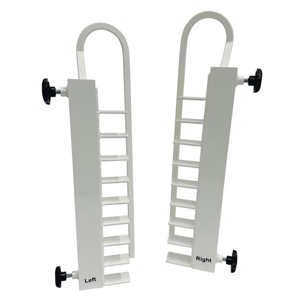 Zwei höhenverstellbare Metallhalterungen mit Leiterstruktur und Drehknöpfen, gekennzeichnet mit „Left“ und „Right“, vor weißem Hintergrund.