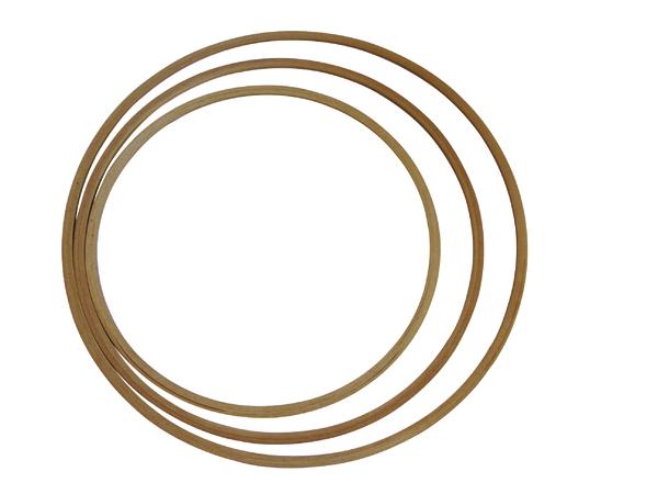 Drei ineinanderliegende Holzstickrahmen in verschiedenen Größen auf weißem Hintergrund.