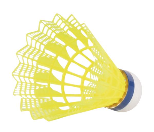 Gelber Kunststoff-Badmintonball mit weißem und blauem Korkfuß, isoliert auf weißem Hintergrund.