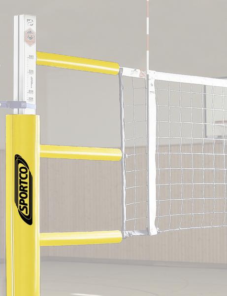 Volleyballnetz mit gelben Pfosten und Höhenmarkierungen in einer Sporthalle.