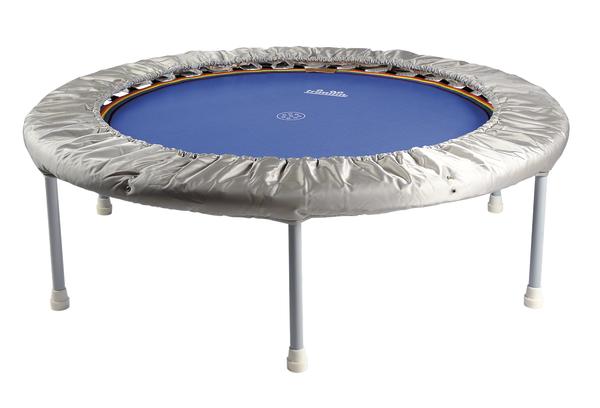 Trampolin mit blauem Sprungtuch und silberner Umrandung auf weißem Hintergrund.
