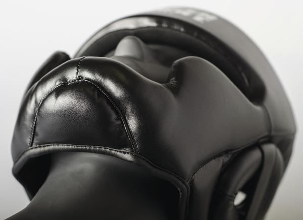 Schwarzer Boxhelm aus Leder, Nahaufnahme, Schutzhelm für Kampfsport und Boxen.