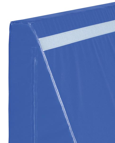 Blauer Turnmattenkeil mit Griff und reflektierendem Streifen für Sport und Gymnastik.