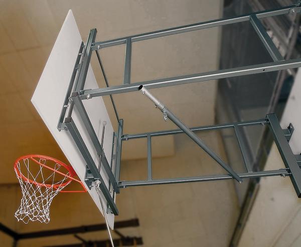 Basketballkorb mit rotem Ring und weißem Netz in einer Sporthalle, Nahaufnahme.