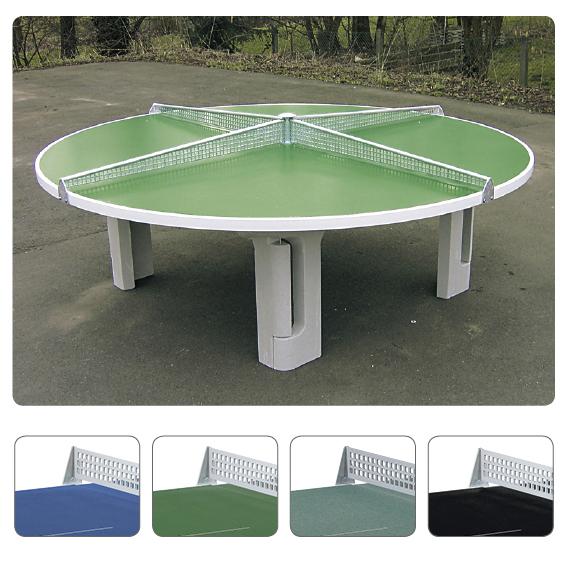 Rundes Outdoor-Tischtennisfeld mit vier Spielfeldern und grüner Spielfläche.