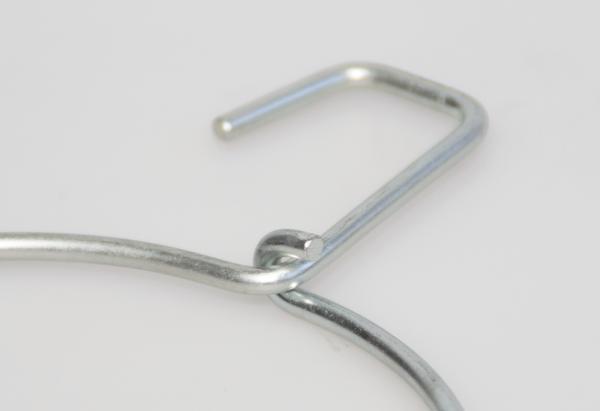 Metallhaken eines silbernen Kleiderbügels auf weißem Hintergrund, Nahaufnahme.