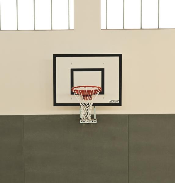 Basketballkorb mit Netz in moderner Sporthalle, Fokus auf Korb und Brett.