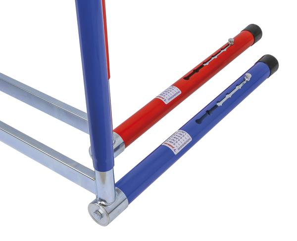 Verstellbare Metallrohre in Rot und Blau mit Skala für Höhenanpassung an Möbelgestell.