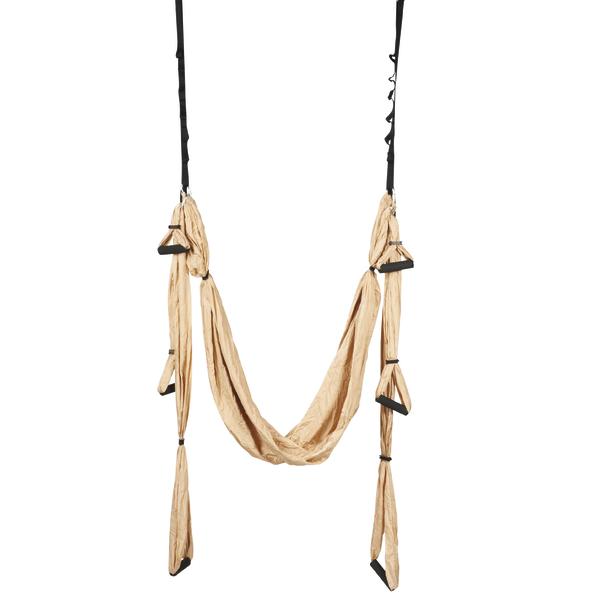 Beige Yoga-Schaukel mit Griffen für Aerial Fitness und Dehnübungen, freistehend.