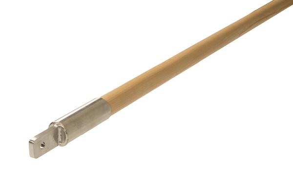 Holzstiel mit Metallaufnahme für Werkzeuge, isoliert auf weißem Hintergrund.