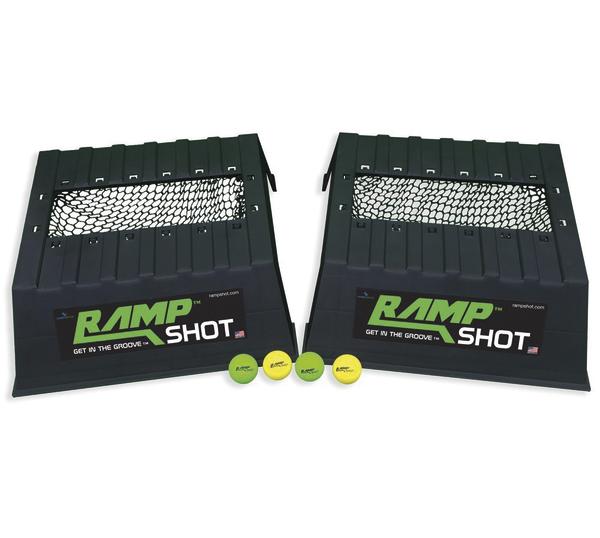 Zwei schwarze Ramp Shot Ballfänger mit Netz und vier gelben Tischtennisbällen.