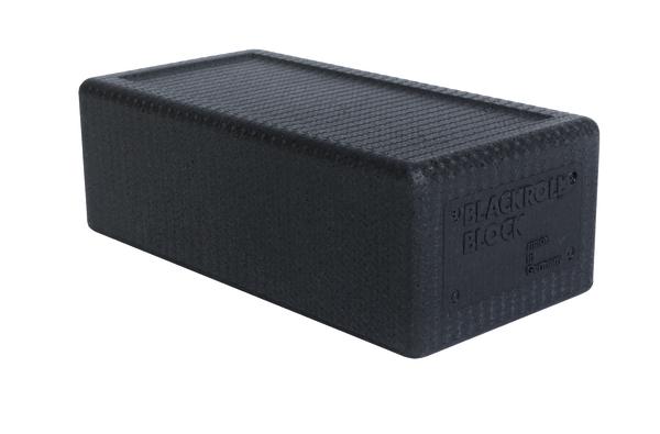 Schwarzer Yoga-Block aus Schaumstoff für Fitness und Pilates-Übungen.