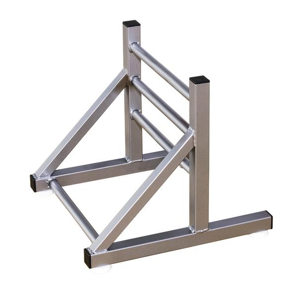 Robuster Metallständer für Fitnessgeräte mit stabiler Dreieckskonstruktion, silberfarben.