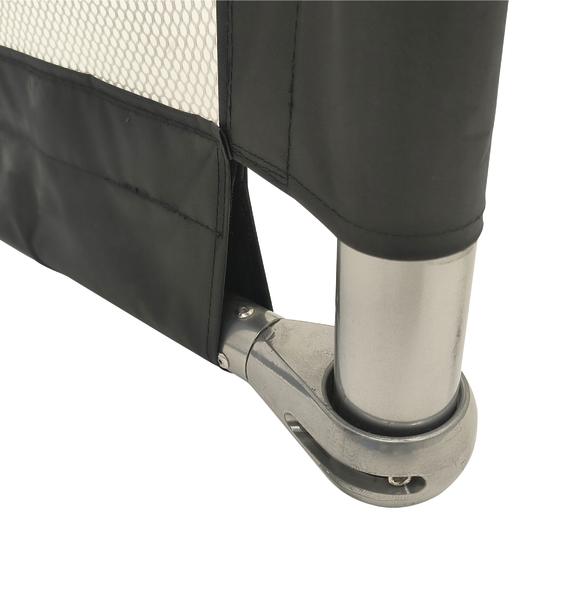 Nahaufnahme eines Standfußes mit Metallgelenk und gepolstertem Rahmen eines kleinen Fußballtors vor weißem Hintergrund.