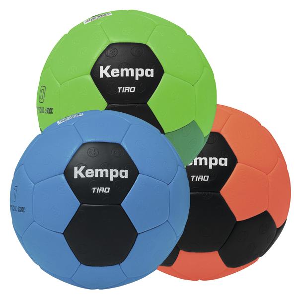 Drei Handbälle mit strukturierter Oberfläche in Blau, Grün und Neonpink mit schwarzen Ballsegmenten sowie der Aufschrift „Kempa Tiro“.