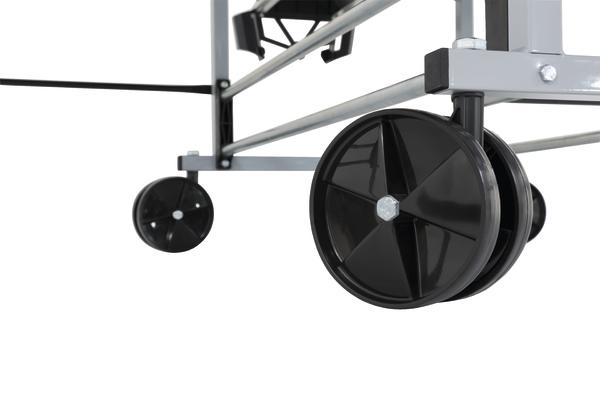 Schwarze Kunststoffrollen an Metallgestell eines Tischtennistischs auf weißem Hintergrund.