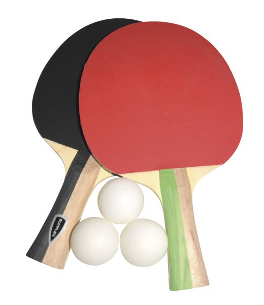 Zwei Tischtennisschläger in Rot und Schwarz mit drei weißen Tischtennisbällen auf weißem Hintergrund.